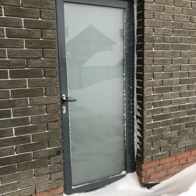 Дверь теплый алюминий стеклопакет с матовым стеклом