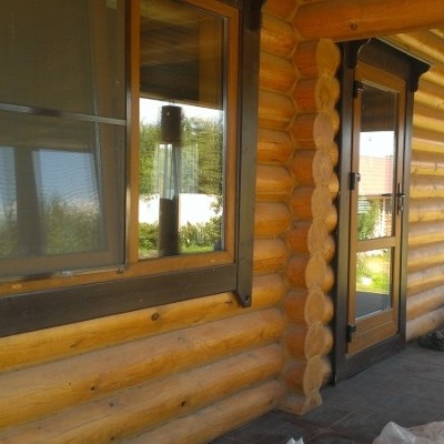 Ламинированные окна в деревянном доме Цвет Золотой Дуб и дверь усиленная теплая входная
