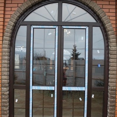 Арочная ламинированная штульповая дверь с раскладкой в стеклопакете