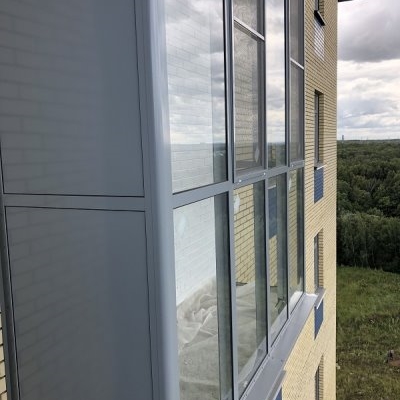остекление холодного балкона в пол серый алюминий снаружи