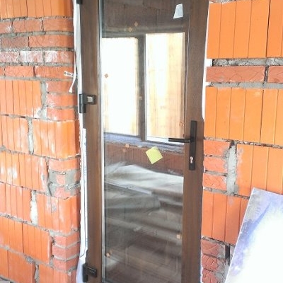 Дверь пластиковая наружного открывания ламинация в массе с дверным замком и ключом