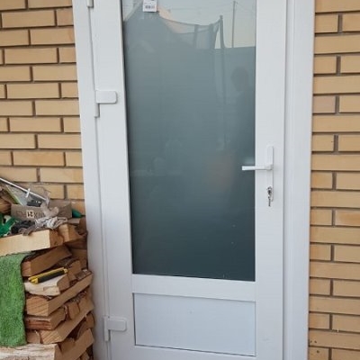 Дверь ПВХ белая стекло матовое (пескоструйное) наличник ПВХ 80 мм