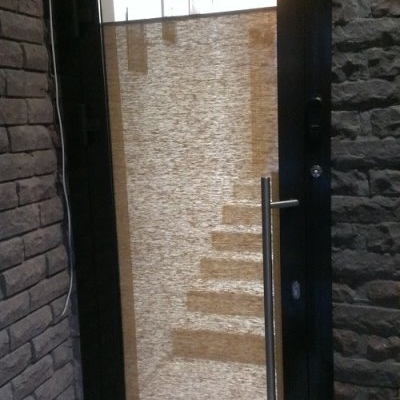 дверь входная алюминиевая коричневая с декоративной ручкой