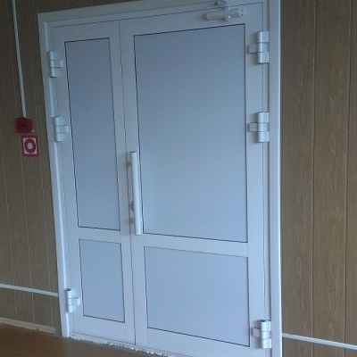 Дверь алюминиевая штульповая с заполнением композит петли трехсекционные наличники пвх