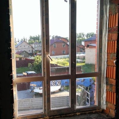 Оконный витраж Века СофтЛайн 70 мм в коттедже на втором этаже