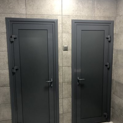 Двери алюминиевые в САНУЗЕЛ РАЛ 7024 с наличниками